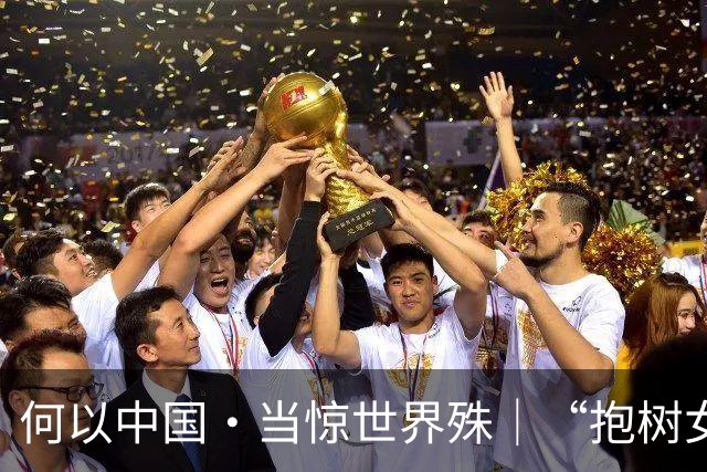 何以中国·当惊世界殊｜“抱树女孩”重遇抗洪英雄，峡江记忆令人落泪