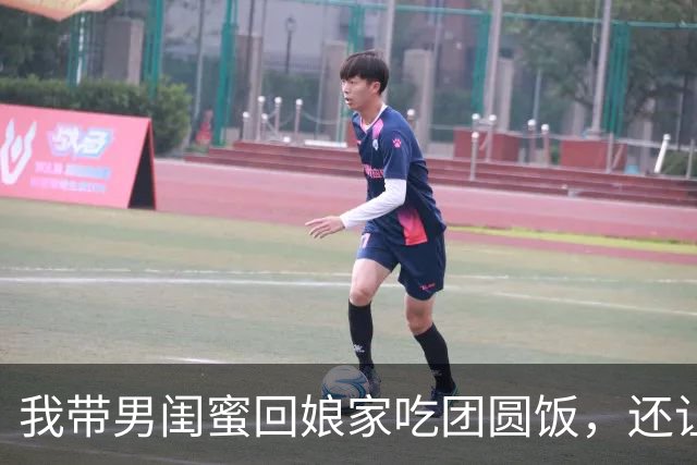 我带男闺蜜回娘家吃团圆饭，还让他坐上座，丈夫提着年货立在门口